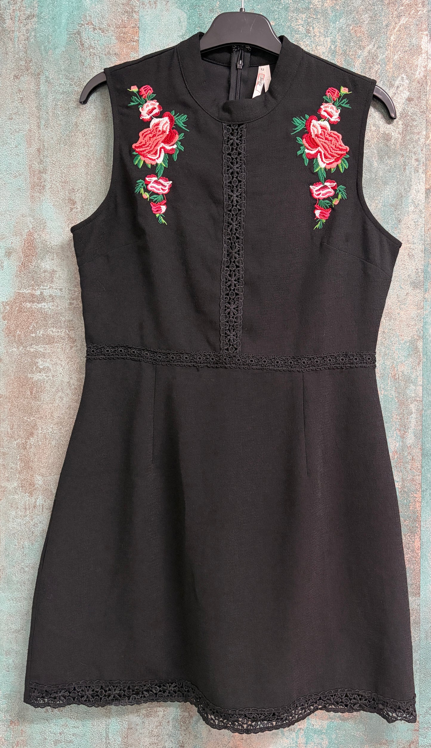 Rochie cu broderie